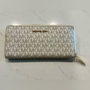 Brand New Michael Kors Jet Set Travel Quarter Zip Wallet